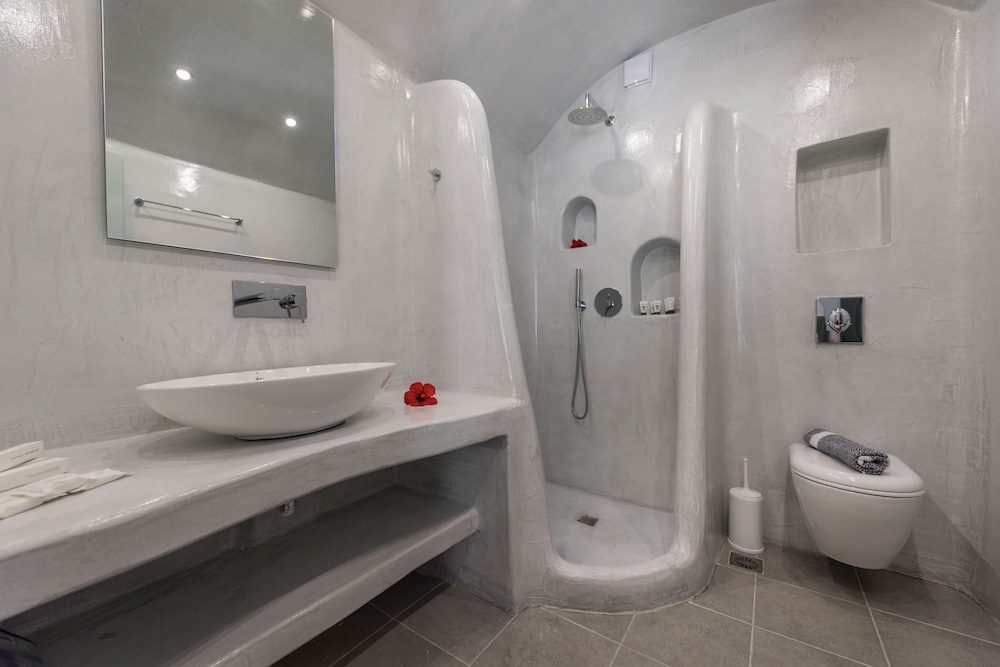 Secret Earth Santorini — Hotel rooms in Kamari, South Aegean