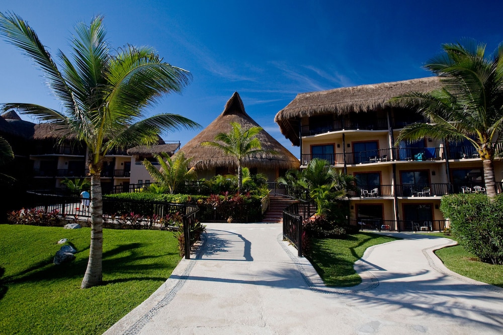 Catalonia Riviera Maya Resort and Spa All Inclusive — Hotel building in Puerto Aventuras, Quintana Roo