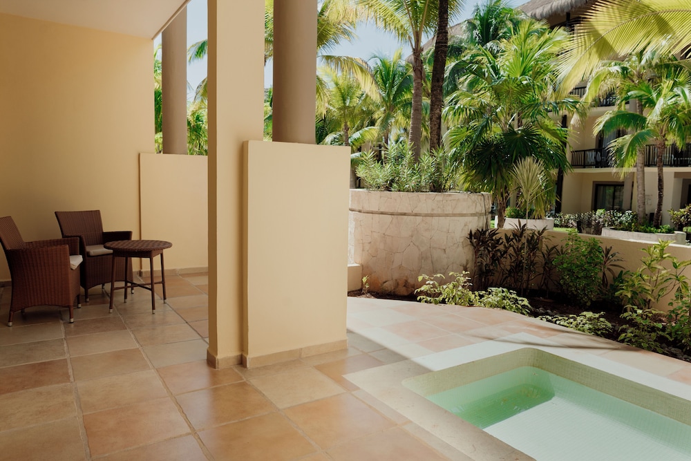 Catalonia Riviera Maya Resort and Spa All Inclusive — Hotel building in Puerto Aventuras, Quintana Roo