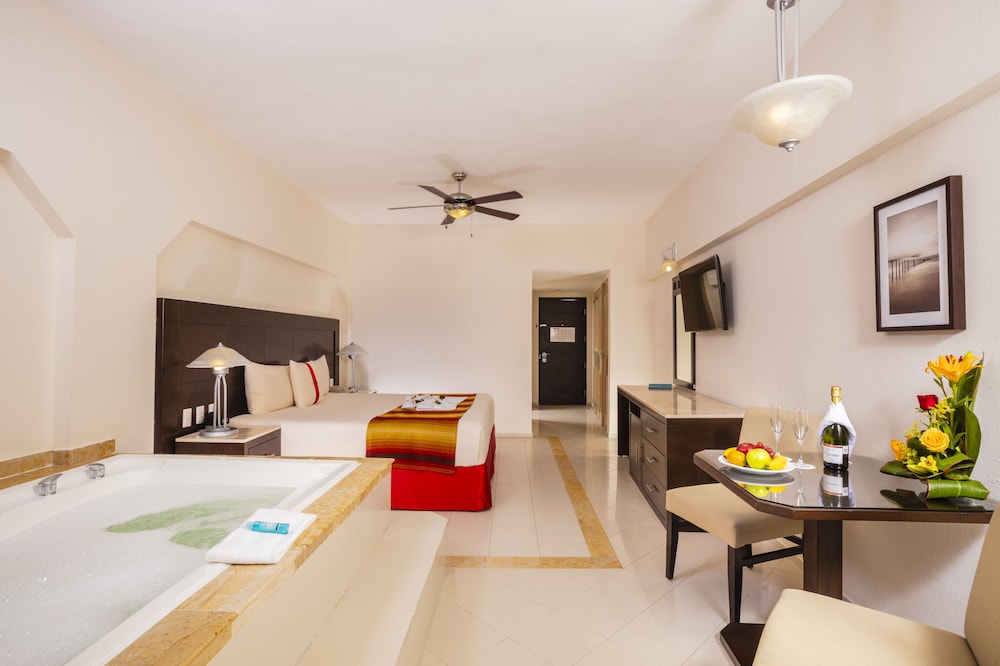 Crown Paradise Club Cancun All Inclusive — Rooms in Cancun, Quintana Roo