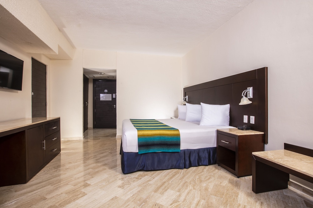 Crown Paradise Club Cancun All Inclusive — Rooms in Cancun, Quintana Roo