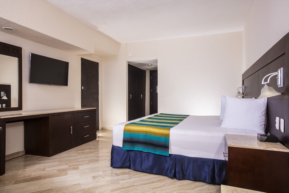 Crown Paradise Club Cancun All Inclusive — Rooms in Cancun, Quintana Roo