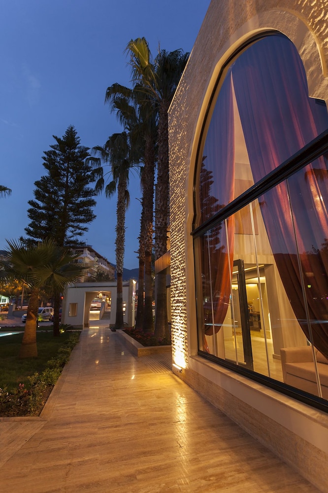 Alaaddin Beach Hotel - Adults Only — Hotel building in Alanya