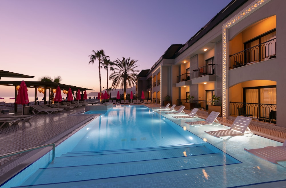 Alaaddin Beach Hotel - Adults Only — Swimming pool in Alanya