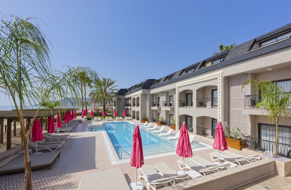 Alaaddin Beach Hotel - Adults Only — Swimming pool in Alanya