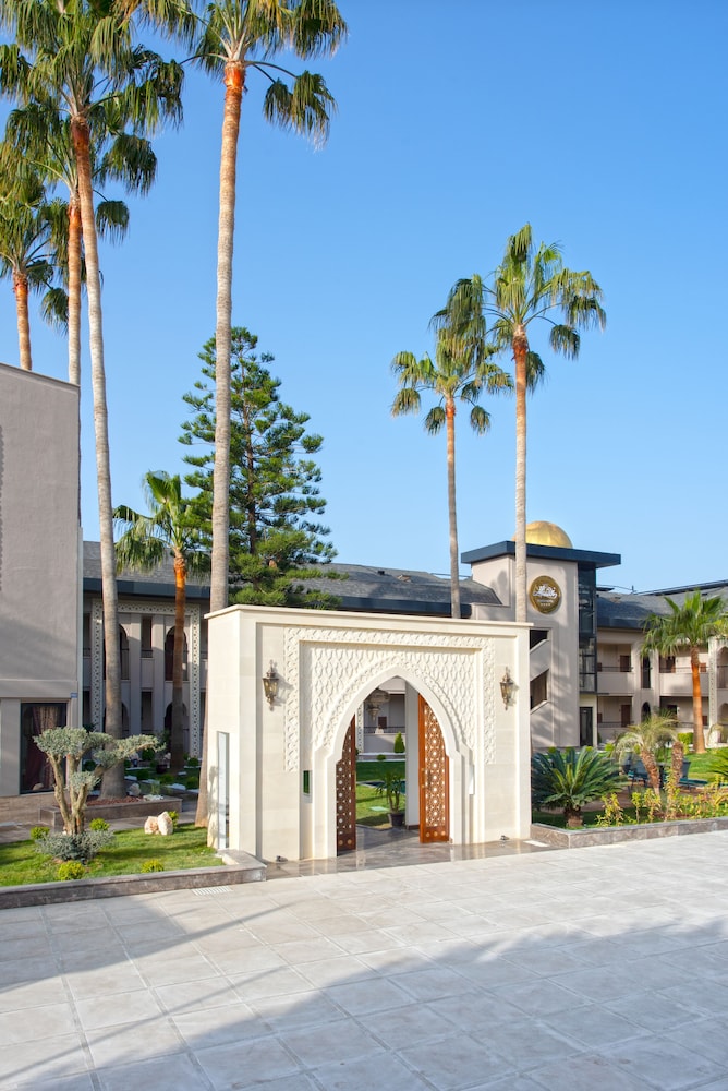 Alaaddin Beach Hotel - Adults Only — Hotel building in Alanya