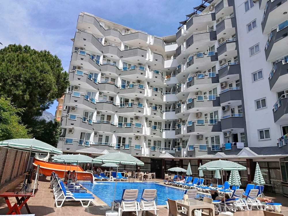 Bariscan Hotel – All Inclusive — Hotel building in Alanya