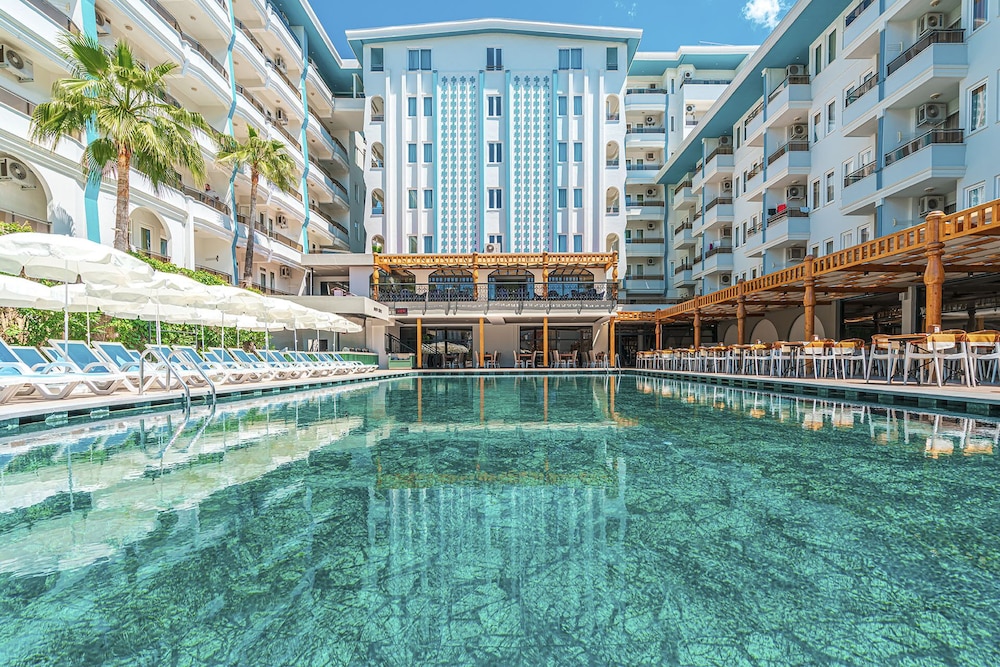 Blue Star Hotel - All Inclusive — Swimming pool in Alanya