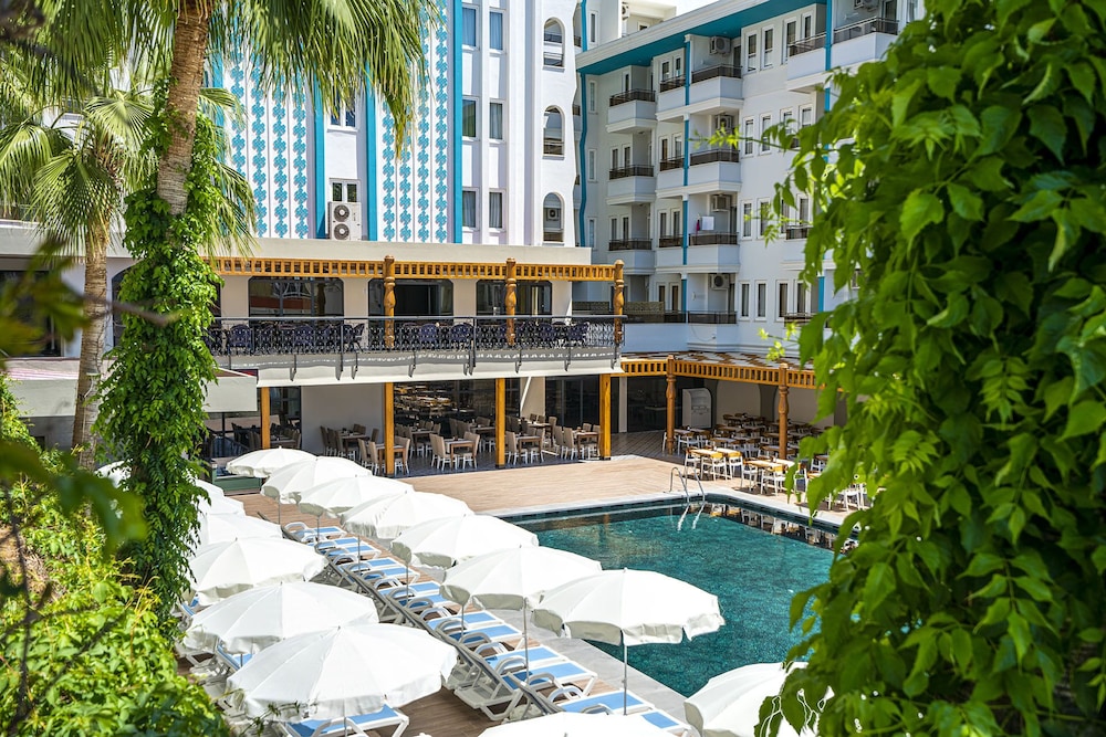 Blue Star Hotel - All Inclusive — Swimming pool in Alanya