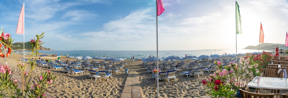Blue Star Hotel - All Inclusive — Beach in Alanya