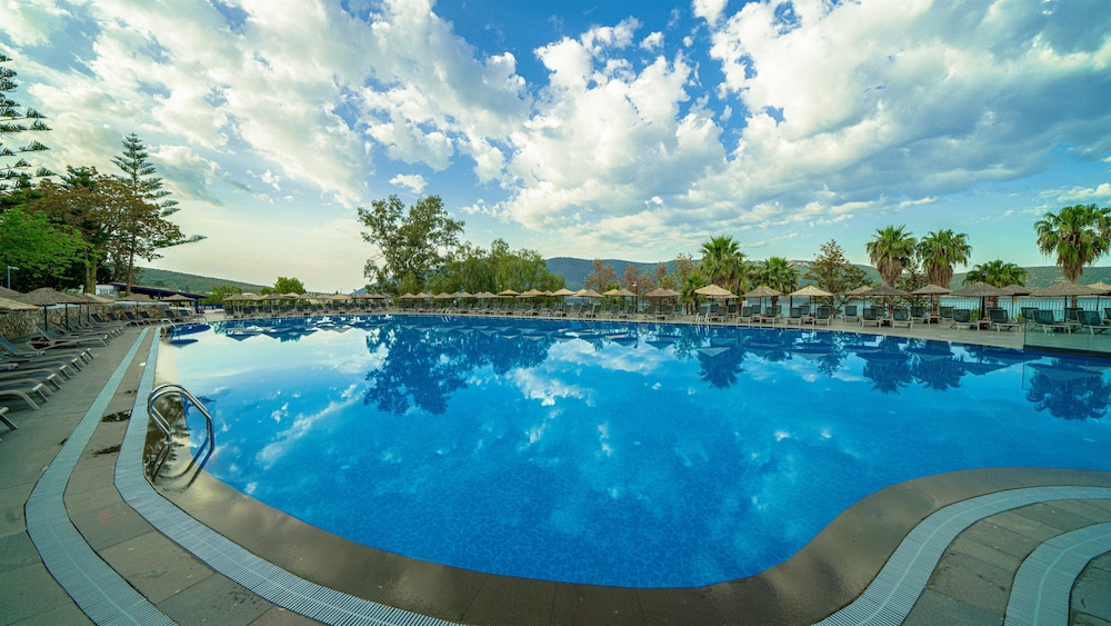 Bodrum Holiday Resort & Spa — Swimming pool in Bodrum, Mugla