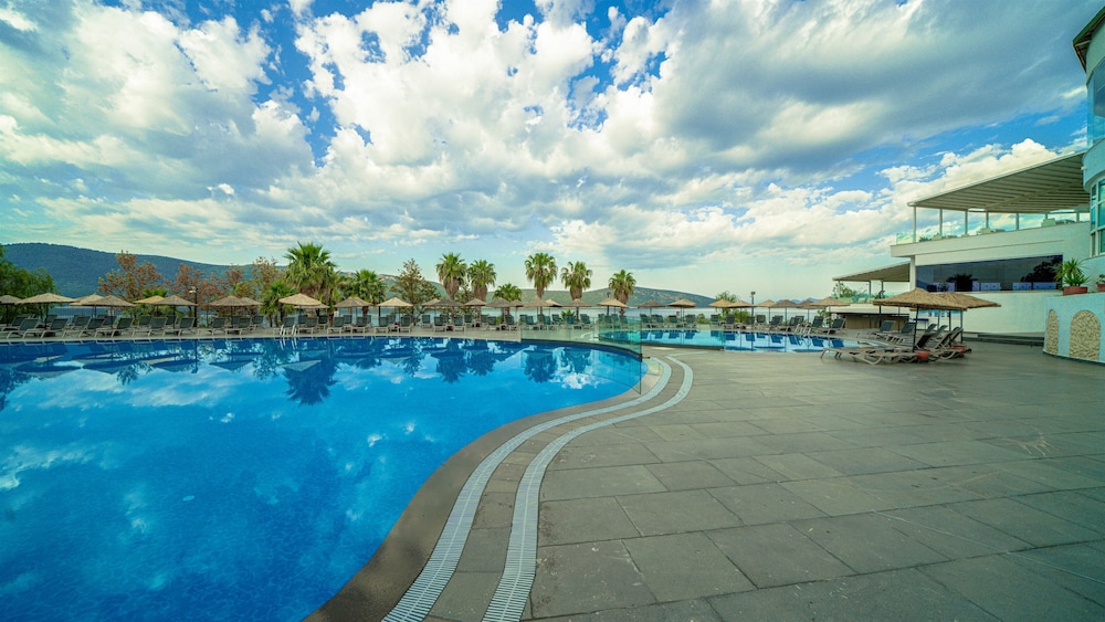 Bodrum Holiday Resort & Spa — Swimming pool in Bodrum, Mugla