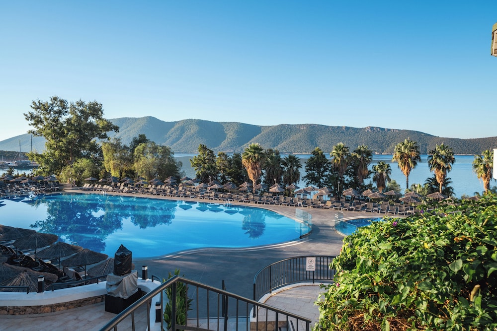 Bodrum Holiday Resort & Spa — Swimming pool in Bodrum, Mugla