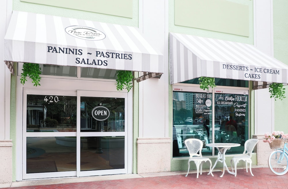 Riverside Hotel — Restaurant & bars in Fort Lauderdale, Florida