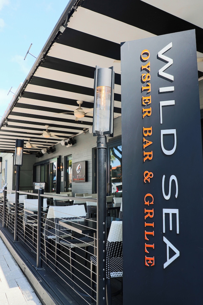 Riverside Hotel — Restaurant & bars in Fort Lauderdale, Florida