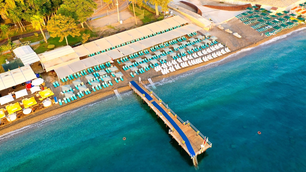 Crystal De Luxe Comfort Collection - All inclusive — Beach in Kemer
