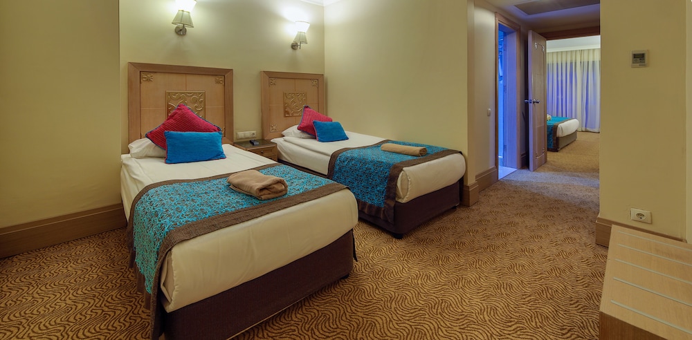 Crystal De Luxe Comfort Collection - All inclusive — Hotel rooms in Kemer