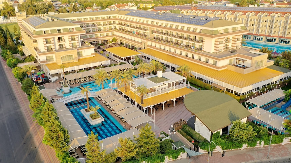 Crystal De Luxe Comfort Collection - All inclusive — Hotel building in Kemer