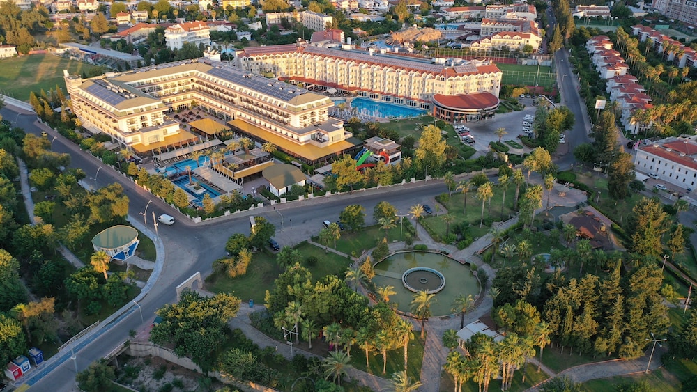 Crystal De Luxe Comfort Collection - All inclusive — Hotel building in Kemer