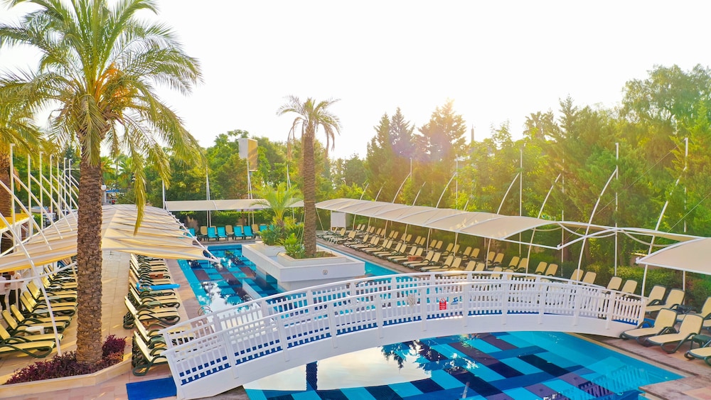 Crystal De Luxe Comfort Collection - All inclusive — Swimming pool in Kemer