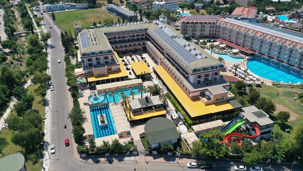 Crystal De Luxe Comfort Collection - All inclusive — Hotel building in Kemer