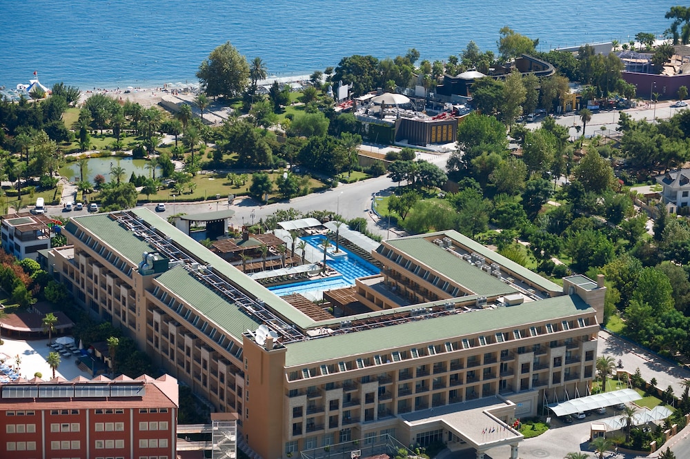 Crystal De Luxe Comfort Collection - All inclusive — Hotel building in Kemer