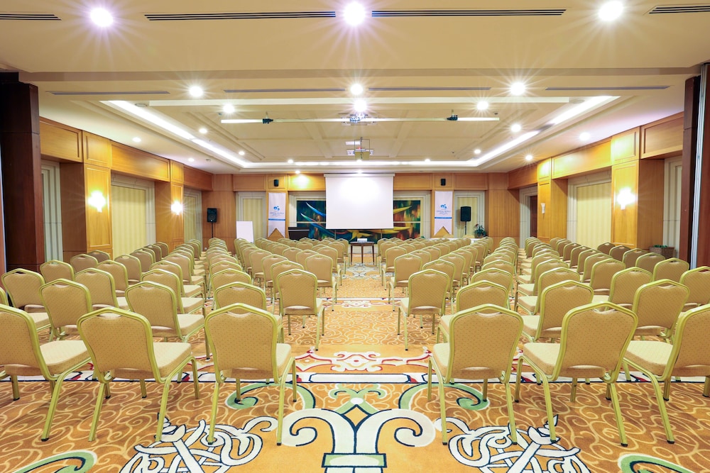 Crystal De Luxe Comfort Collection - All inclusive — Hotel building in Kemer
