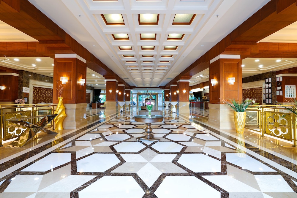 Crystal De Luxe Comfort Collection - All inclusive — Hotel building in Kemer