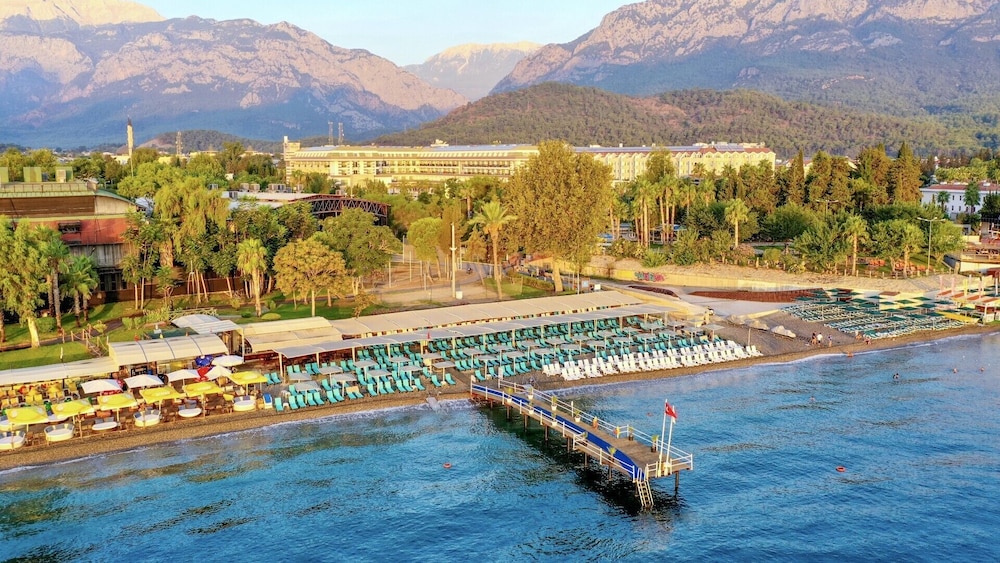 Crystal De Luxe Comfort Collection - All inclusive — Beach in Kemer