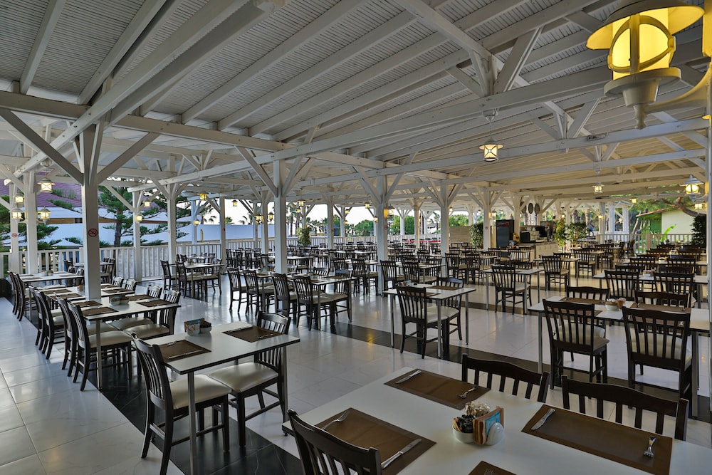 Crystal Flora Pearl Collection - All inclusive — Restaurant & bars in Kemer