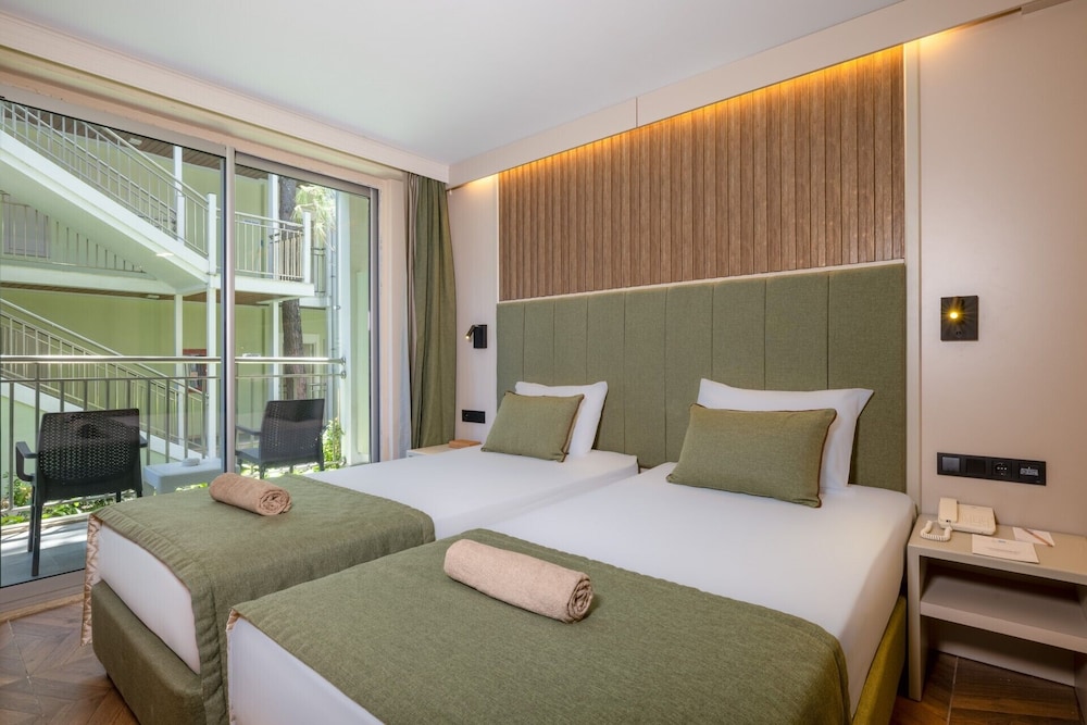 Crystal Flora Pearl Collection - All inclusive — Hotel rooms in Kemer