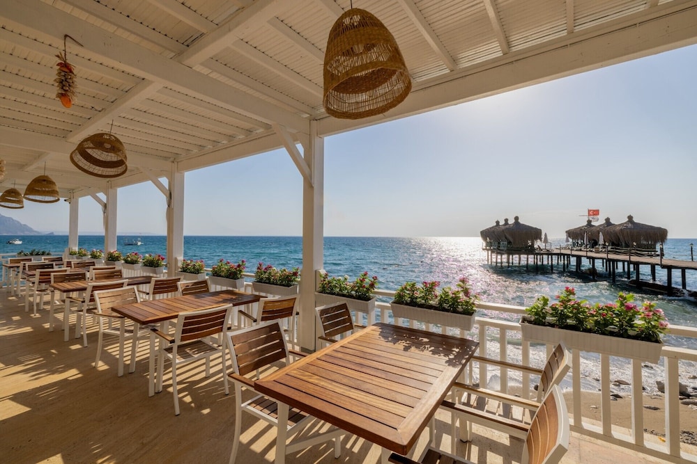 Crystal Flora Pearl Collection - All inclusive — Restaurant & bars in Kemer