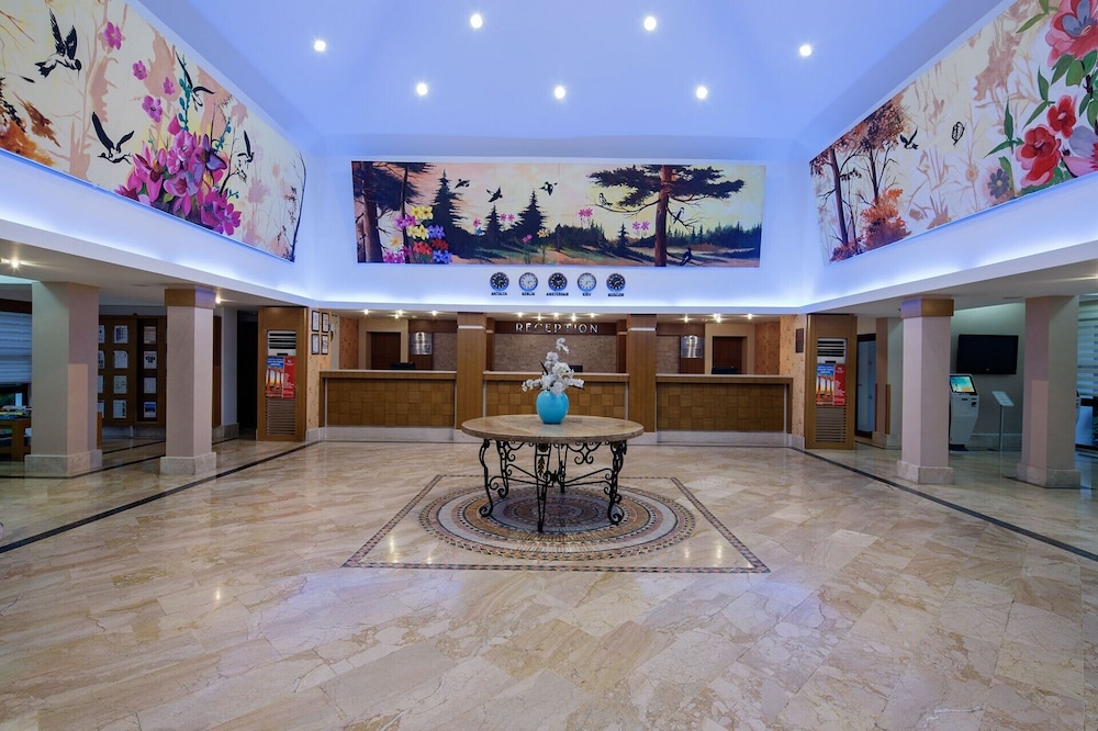 Crystal Flora Pearl Collection - All inclusive — Hotel building in Kemer