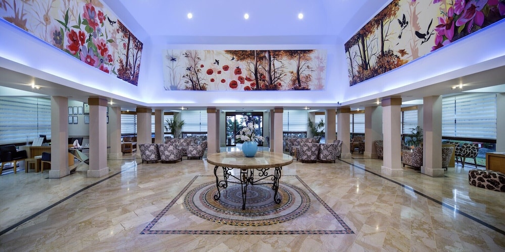 Crystal Flora Pearl Collection - All inclusive — Hotel building in Kemer