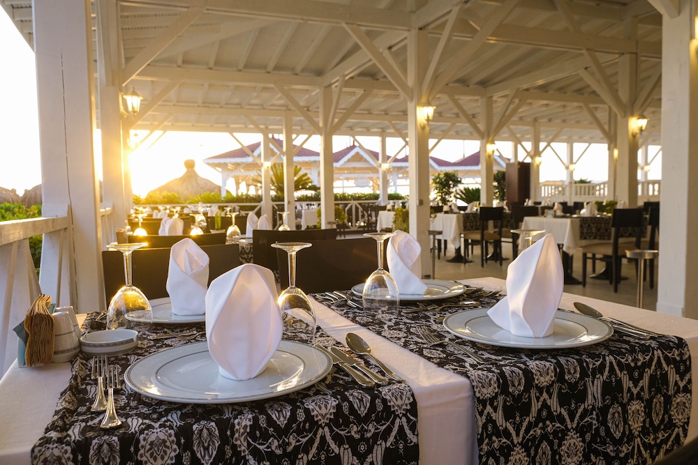Crystal Flora Pearl Collection - All inclusive — Restaurant & bars in Kemer