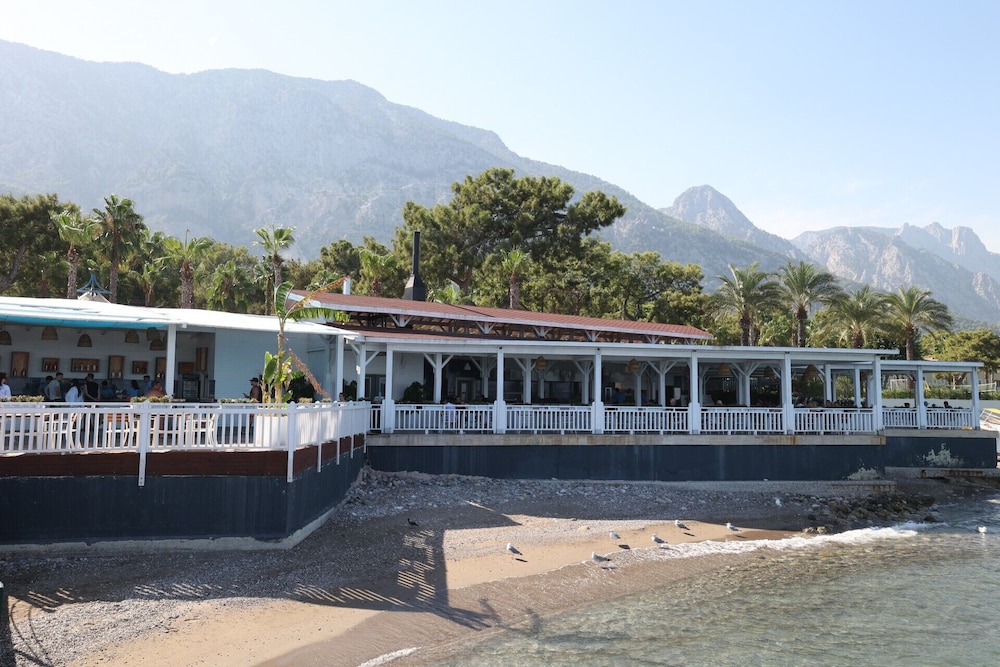Crystal Flora Pearl Collection - All inclusive — Restaurant & bars in Kemer