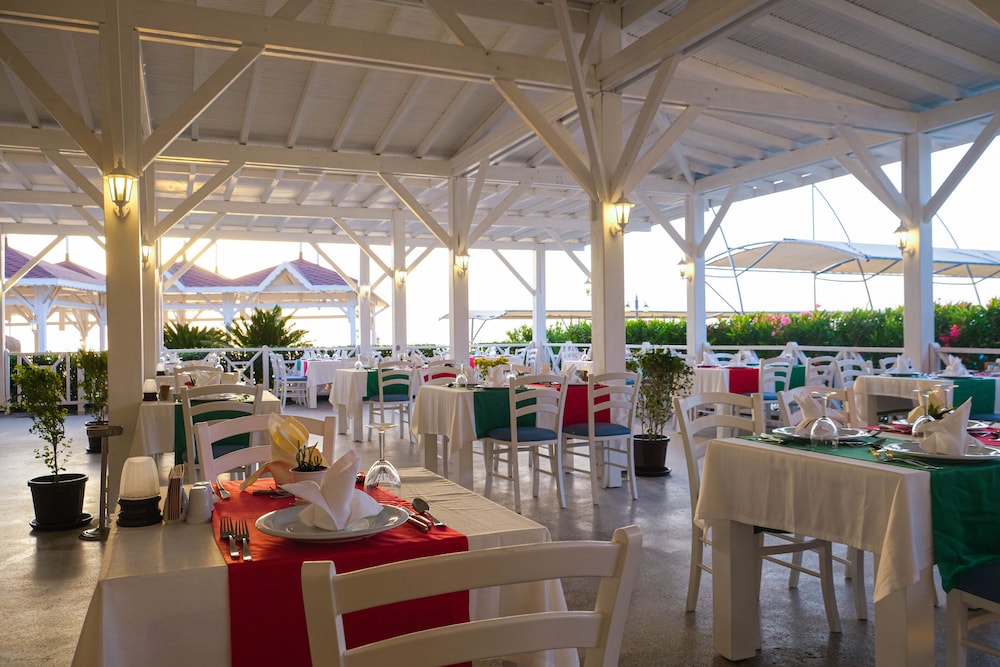 Crystal Flora Pearl Collection - All inclusive — Restaurant & bars in Kemer