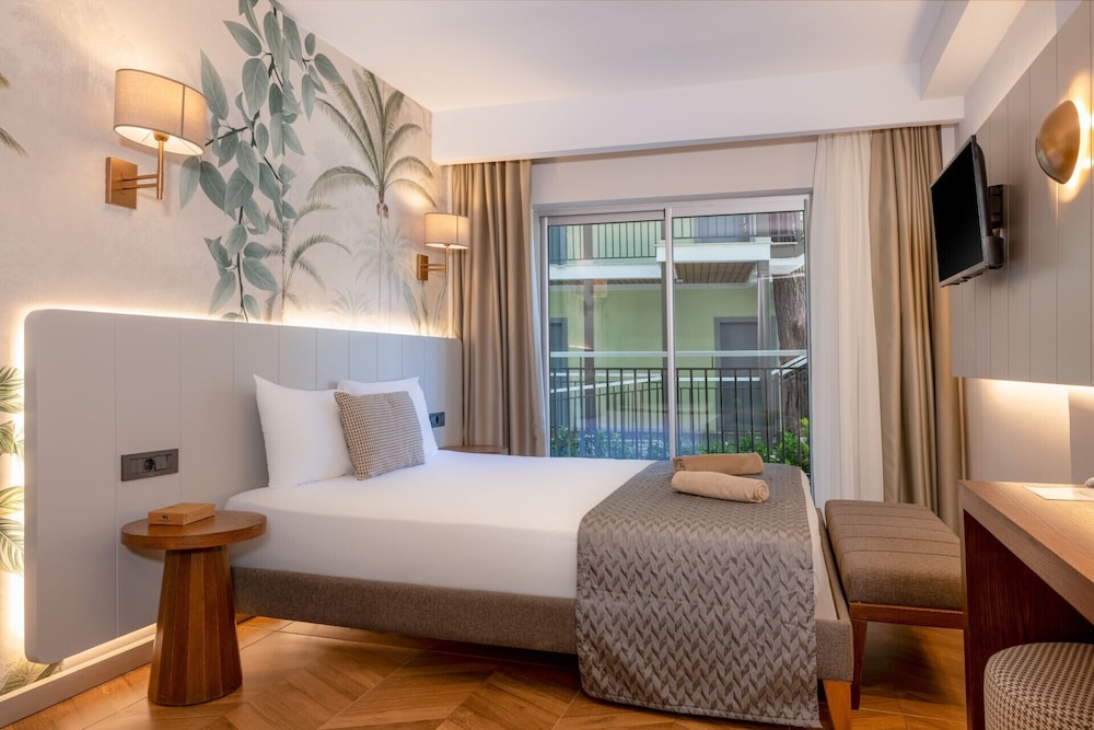 Crystal Flora Pearl Collection - All inclusive — Hotel rooms in Kemer