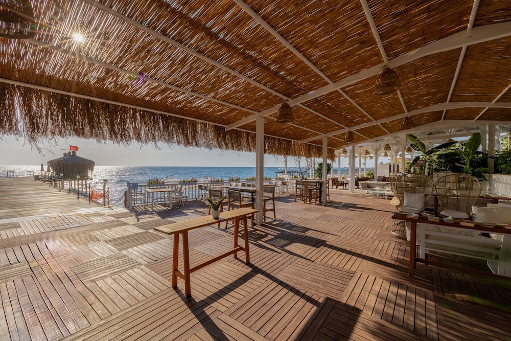 Crystal Flora Pearl Collection - All inclusive — Restaurant & bars in Kemer