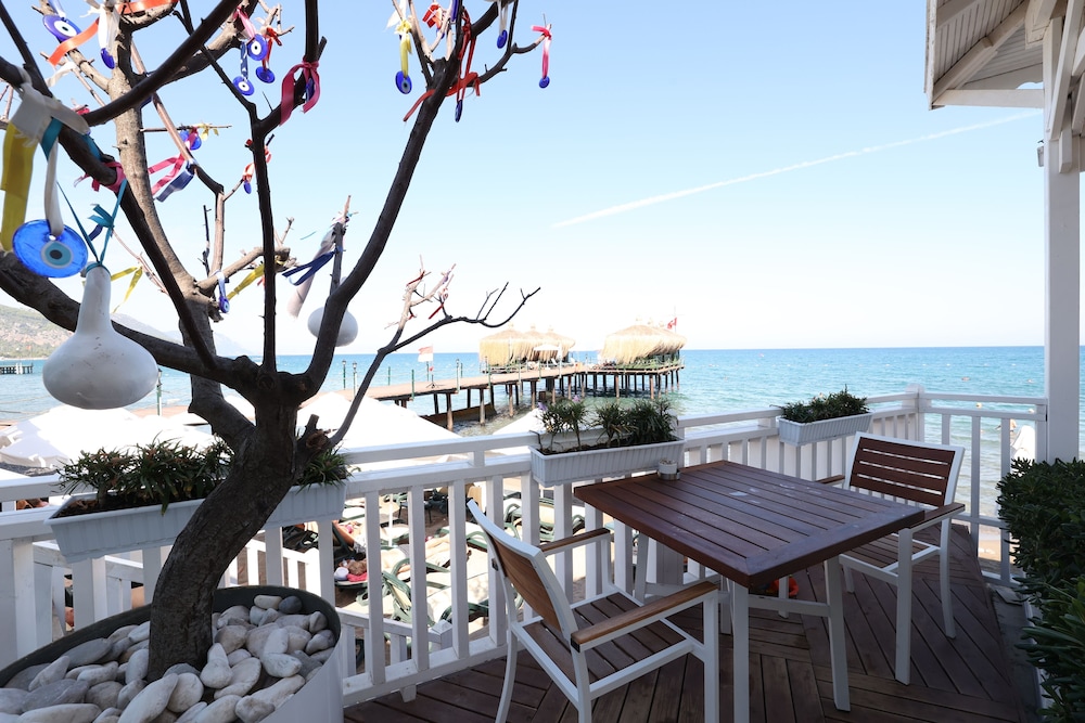 Crystal Flora Pearl Collection - All inclusive — Restaurant & bars in Kemer