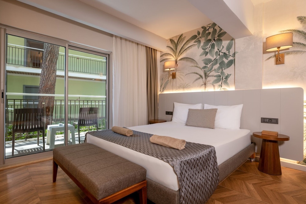 Crystal Flora Pearl Collection - All inclusive — Hotel rooms in Kemer