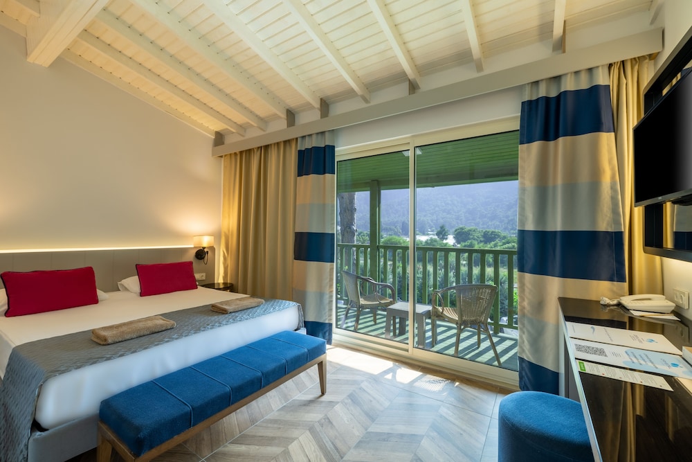 Crystal Flora Pearl Collection - All inclusive — Hotel rooms in Kemer