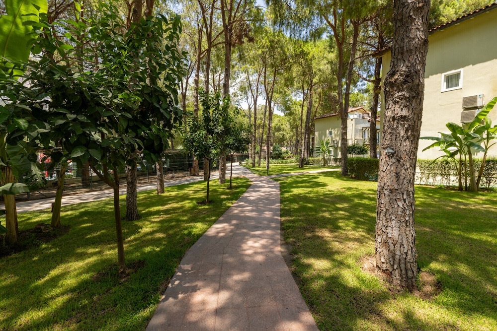 Crystal Flora Pearl Collection - All inclusive — Hotel building in Kemer