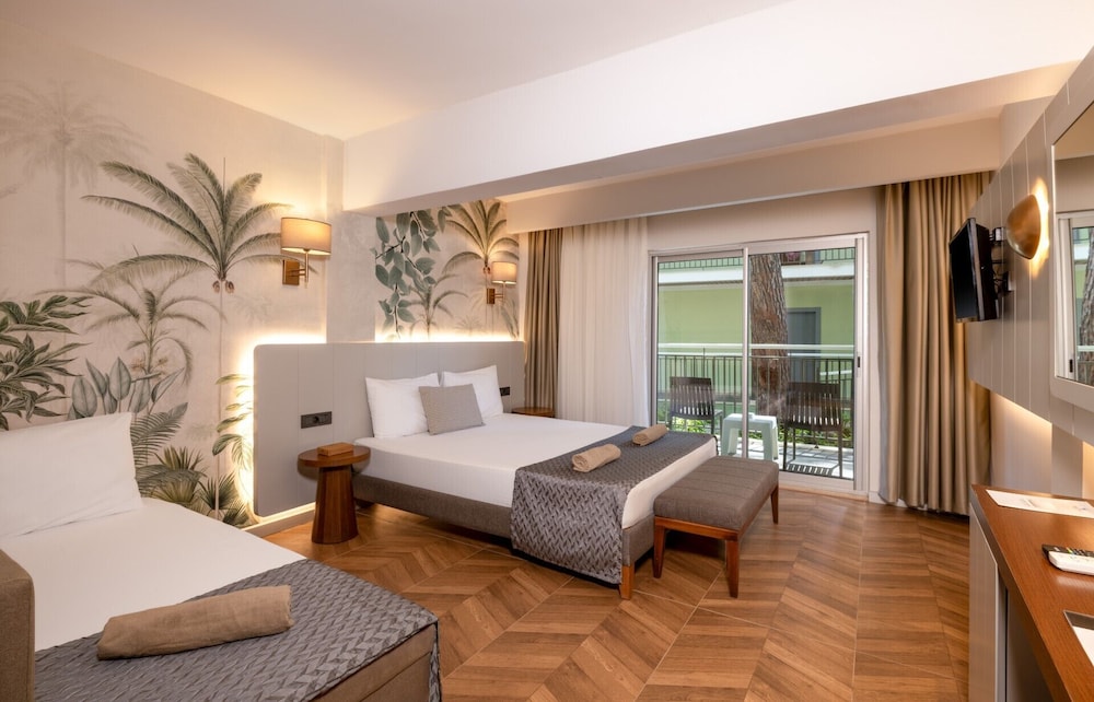 Crystal Flora Pearl Collection - All inclusive — Hotel rooms in Kemer