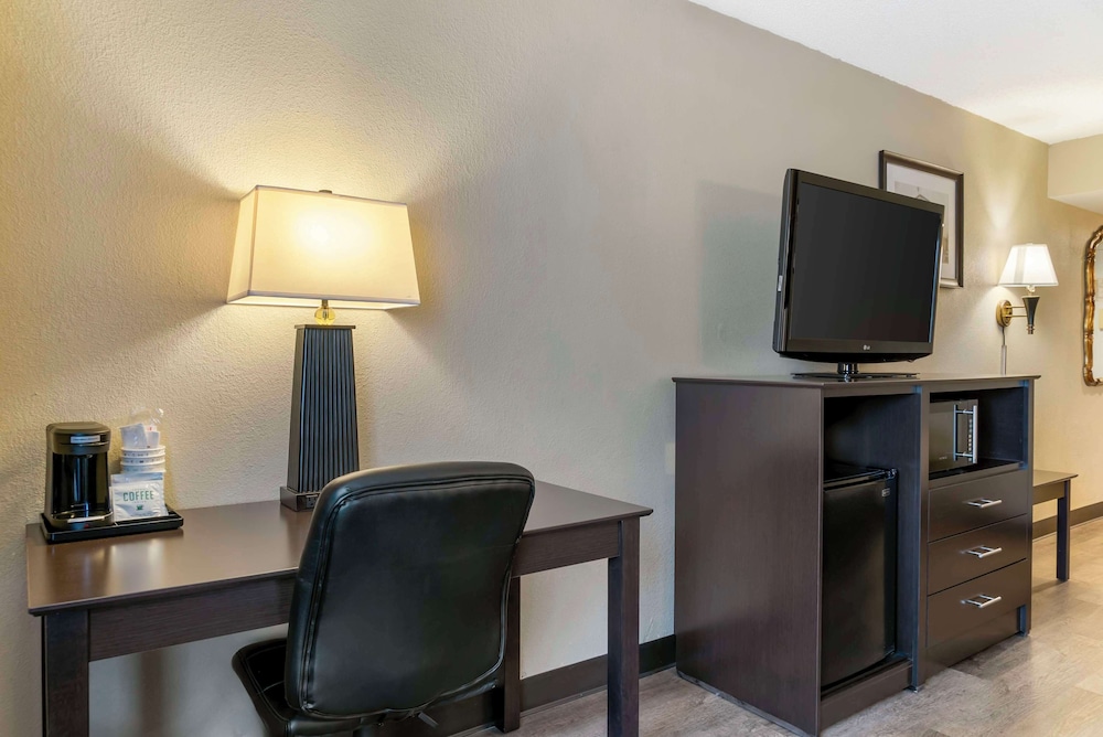 Best Western Greenfield Inn — Hotel rooms in Allen Park, Michigan