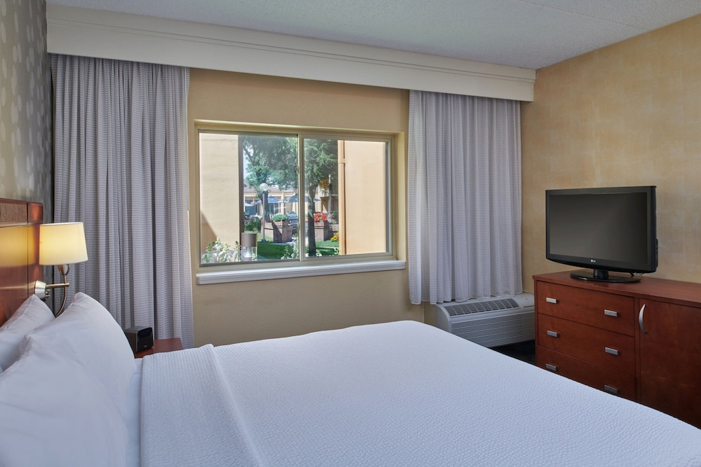 Courtyard by Marriott Detroit Dearborn — Hotel rooms in Dearborn, Michigan