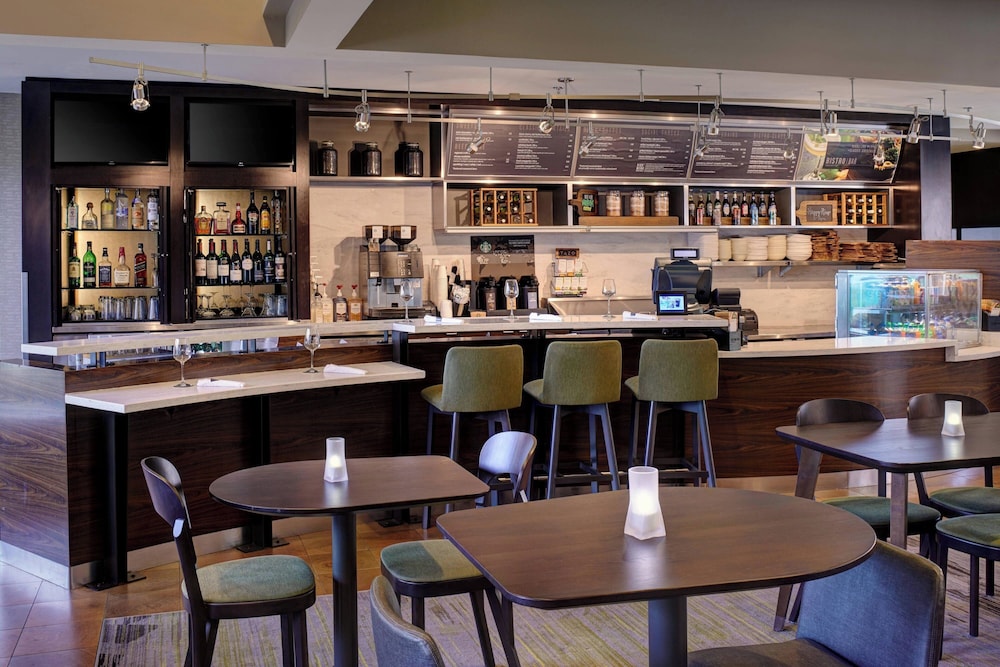 Courtyard by Marriott Detroit Dearborn — Restaurant & bars in Dearborn, Michigan
