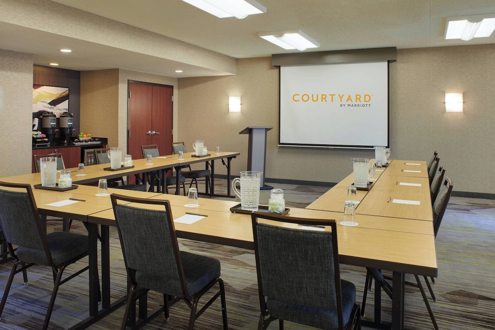 Courtyard by Marriott Detroit Dearborn — Hotel building in Dearborn, Michigan