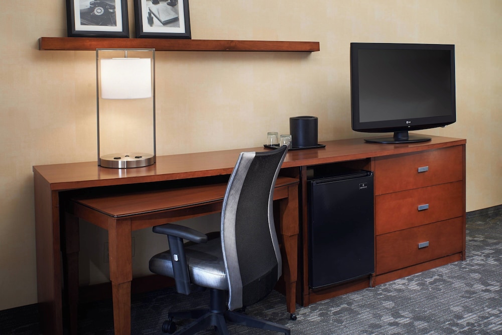 Courtyard by Marriott Detroit Dearborn — Hotel rooms in Dearborn, Michigan