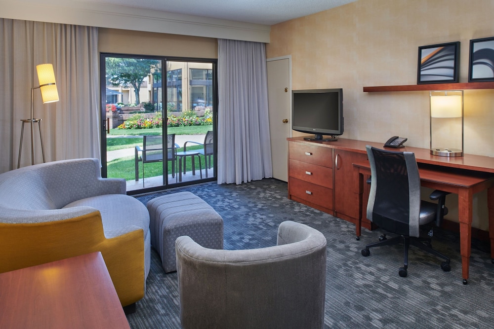 Courtyard by Marriott Detroit Dearborn — Hotel rooms in Dearborn, Michigan